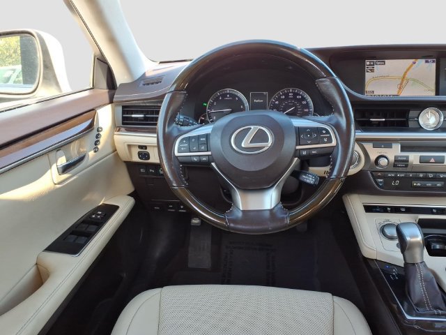 Used 2016 Lexus ES 350 w/ Luxury Package w/Wood Trim FWD image 31