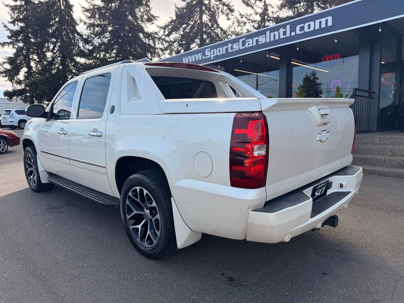 Used 2013 Chevrolet Avalanche LTZ AWD/4WD image 13