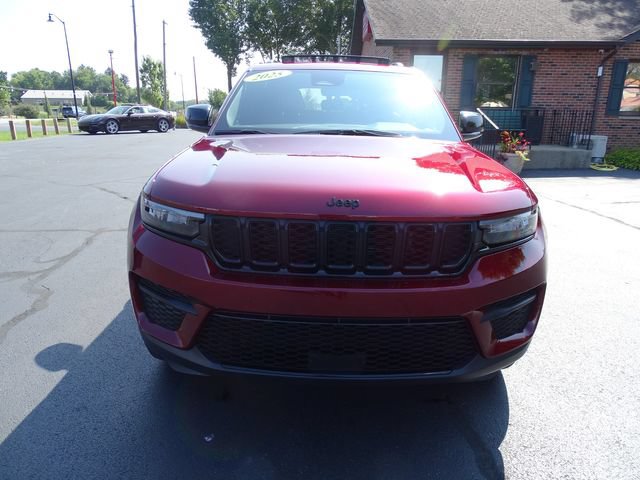 Used 2025 Jeep Grand Cherokee Altitude AWD/4WD image 3