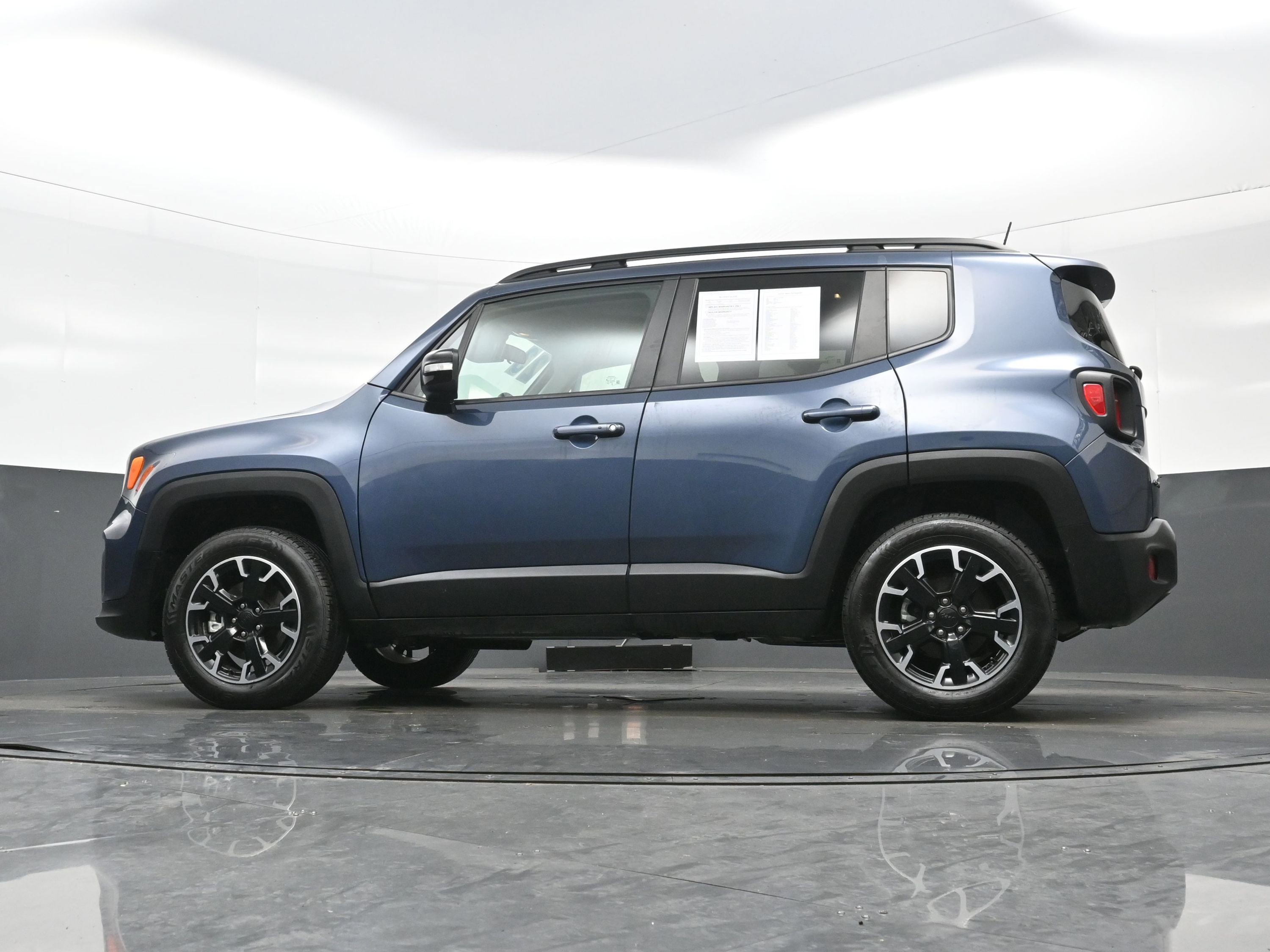 Used 2023 Jeep Renegade Latitude AWD/4WD image 25