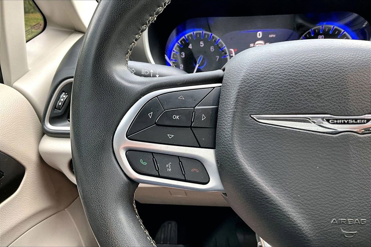 Used 2022 Chrysler Pacifica Touring-L FWD image 28