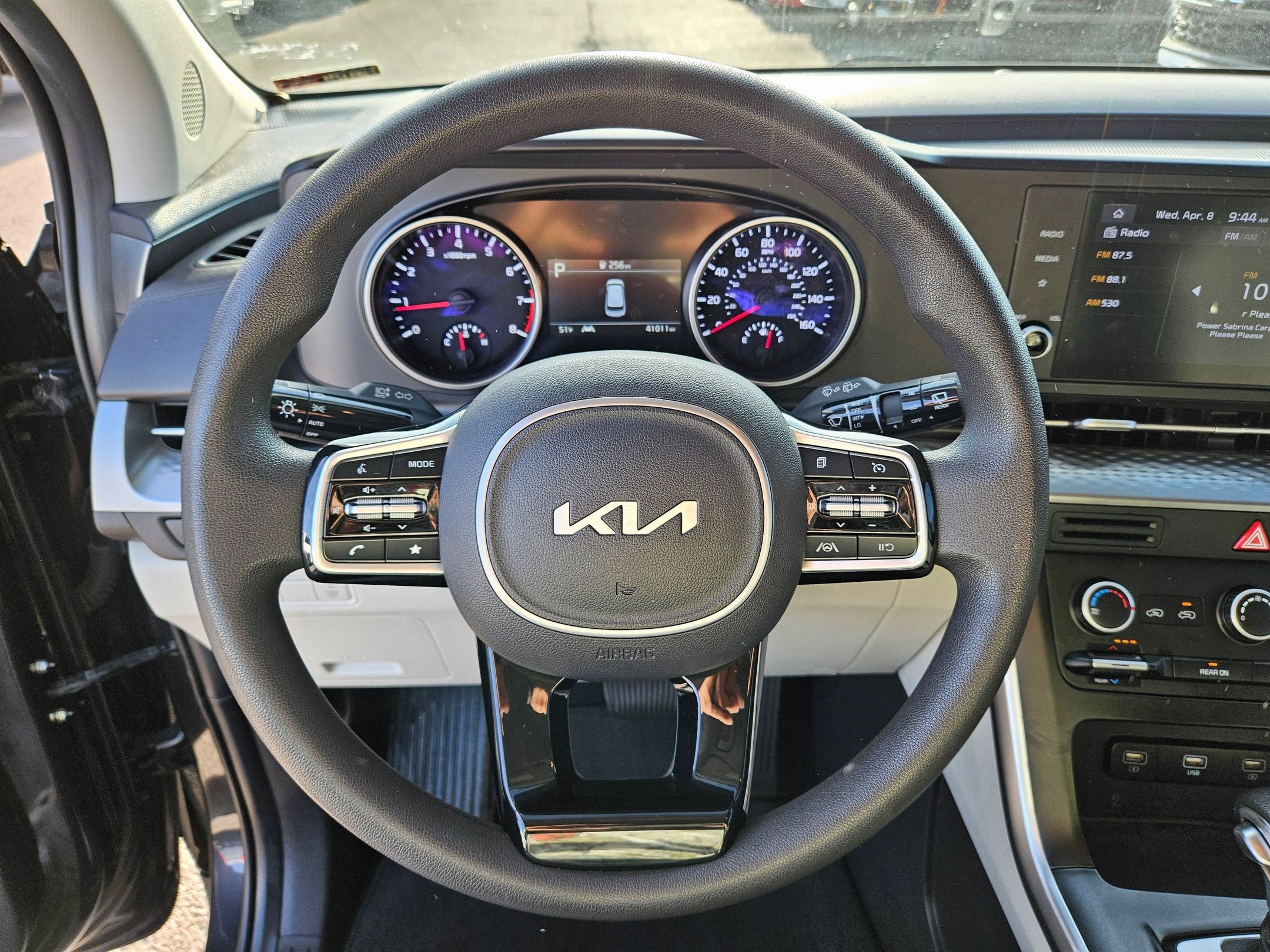 Used 2022 Kia Carnival LX image 16