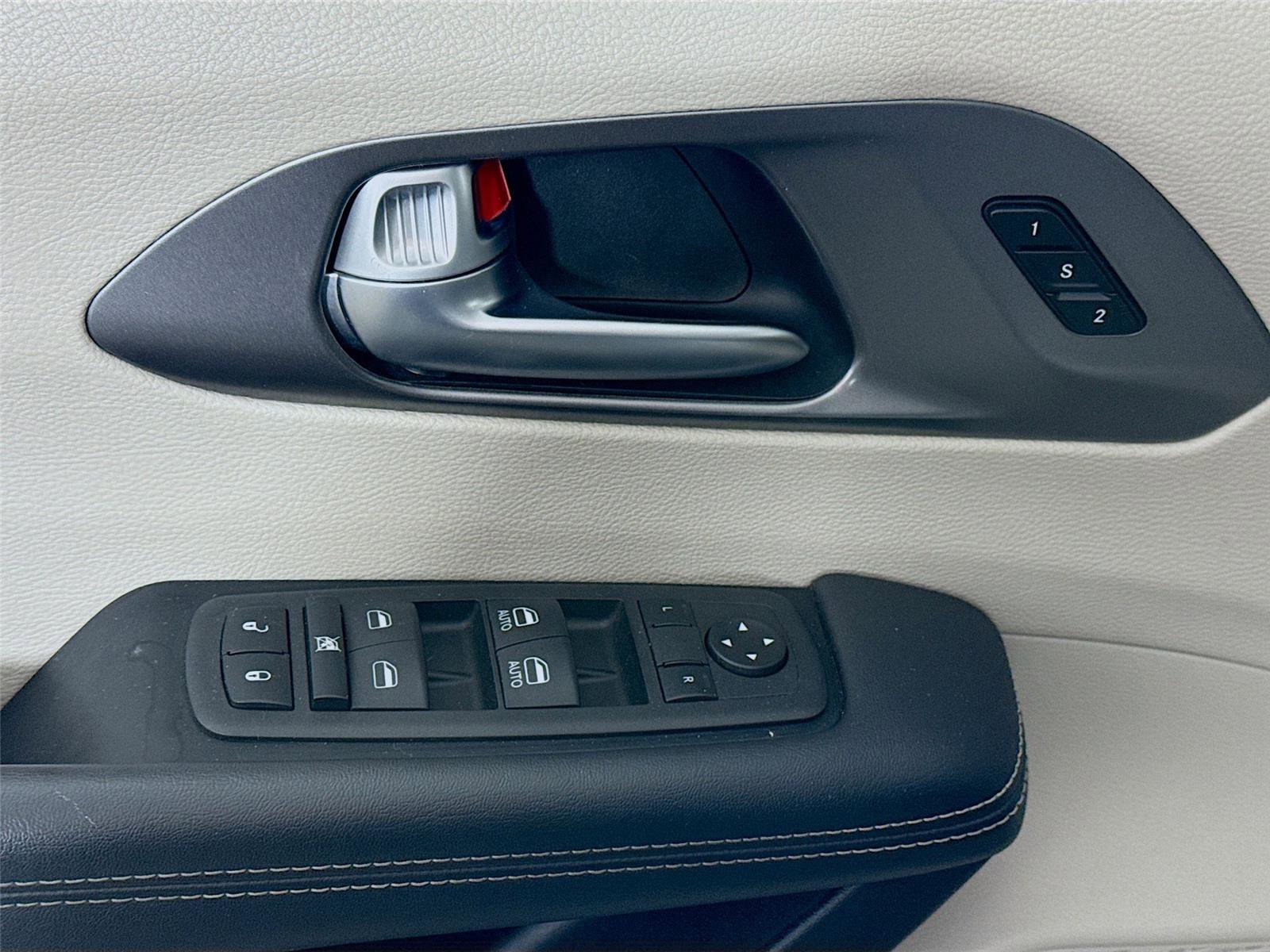 Used 2023 Chrysler Pacifica Touring-L image 11