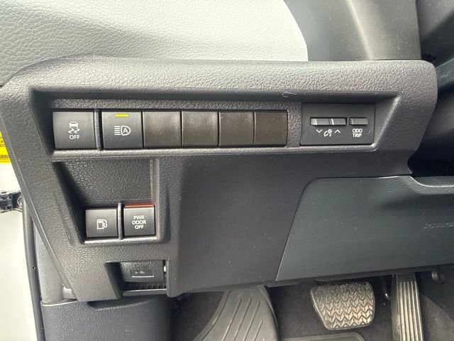 Used 2025 Toyota Sienna XLE FWD image 25