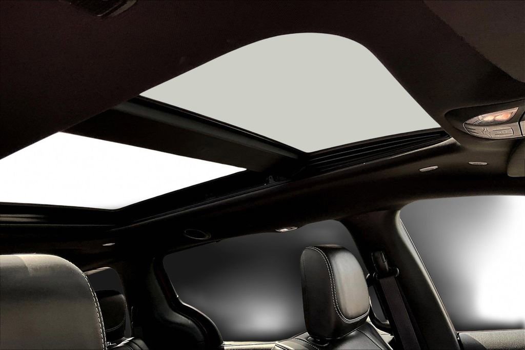 Used 2025 Chrysler Pacifica Limited image 30