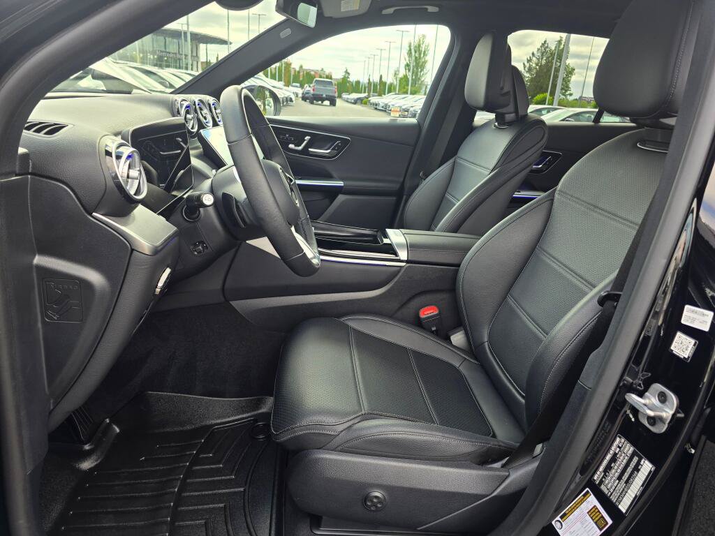Used 2025 Mercedes-Benz GLC 300 4MATIC image 13