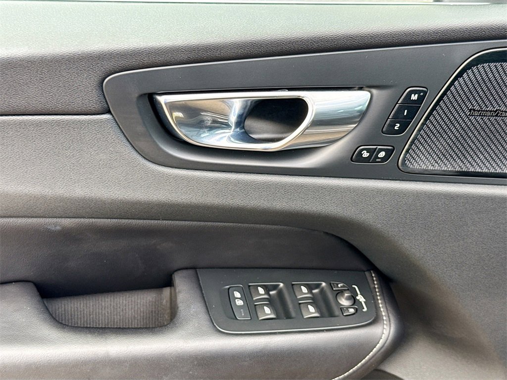 Used 2023 Volvo XC60 B6 Ultimate image 19