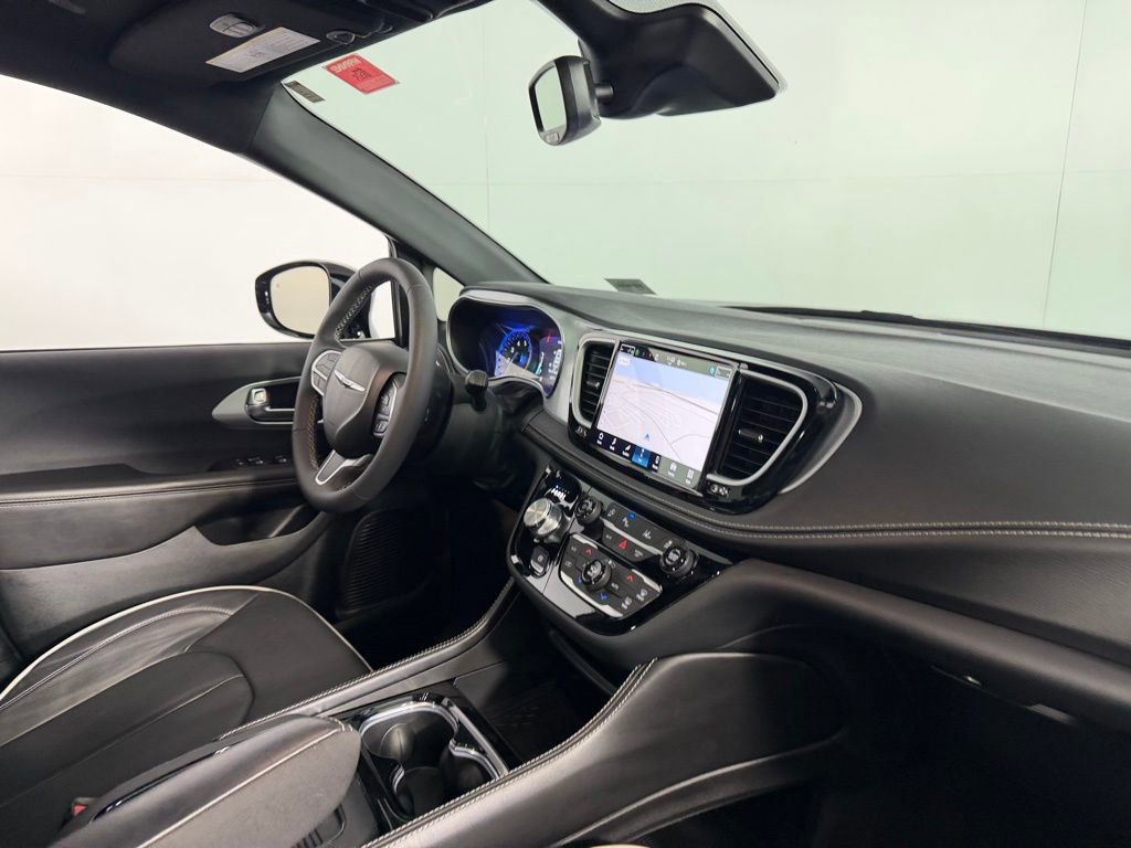 Certified 2026 Chrysler Pacifica Limited FWD image 28