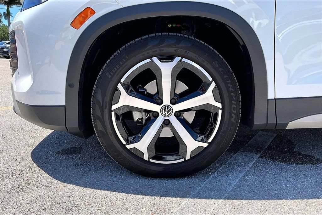 Certified 2026 Volkswagen Tiguan SE w/ Panoramic Sunroof Package FWD image 13