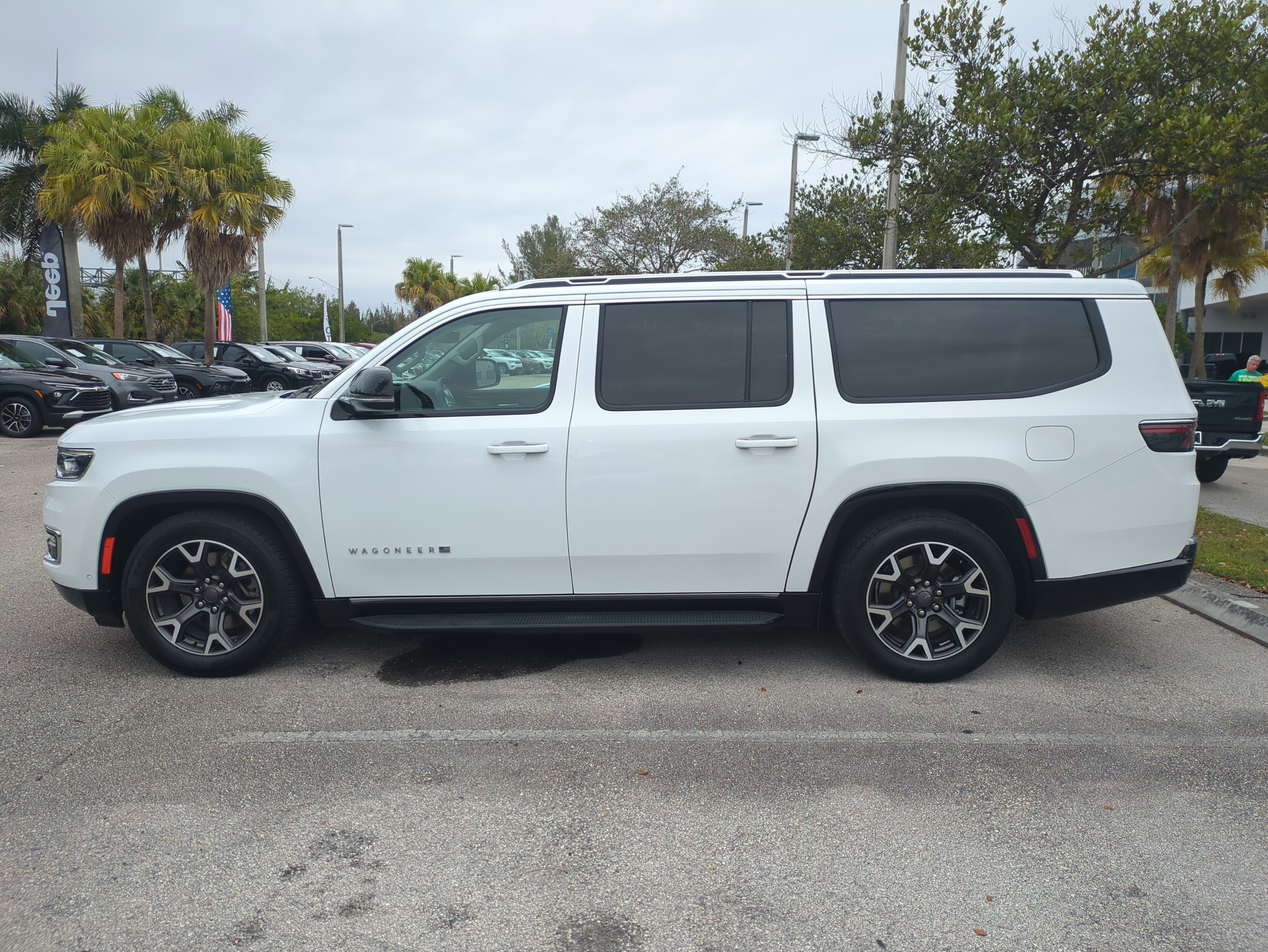 Certified 2024 Jeep Wagoneer L Series III w/ Flexible Seating Group image 8