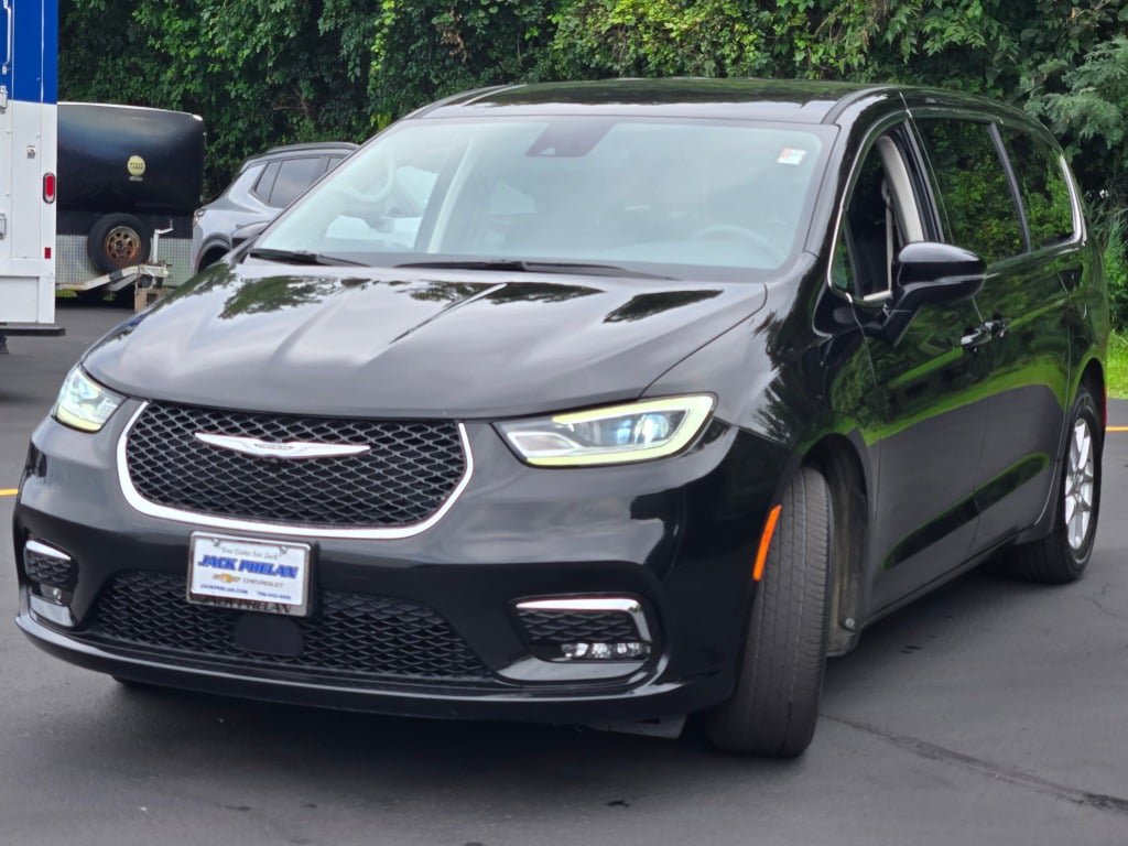 Used 2024 Chrysler Pacifica Touring-L FWD image 5