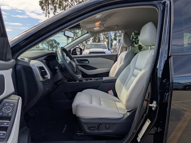 Used 2025 Nissan Rogue SL AWD/4WD image 12