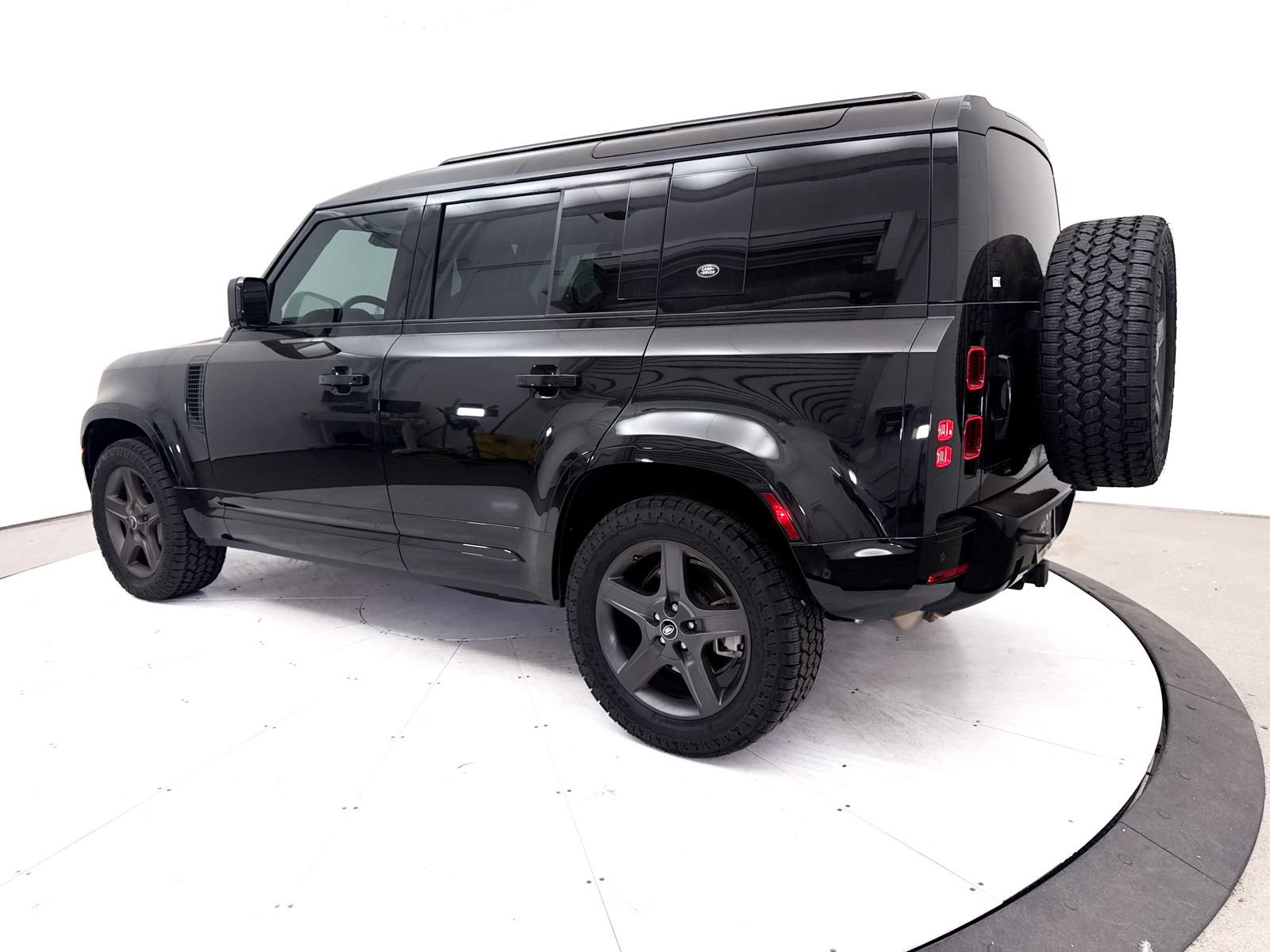 Used 2023 Land Rover Defender 110 X-Dynamic SE AWD/4WD image 17