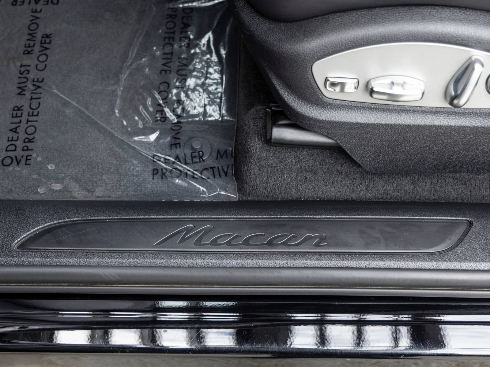Certified 2023 Porsche Macan AWD/4WD image 28