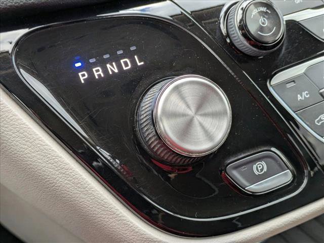 Used 2018 Chrysler Pacifica Touring-L image 12