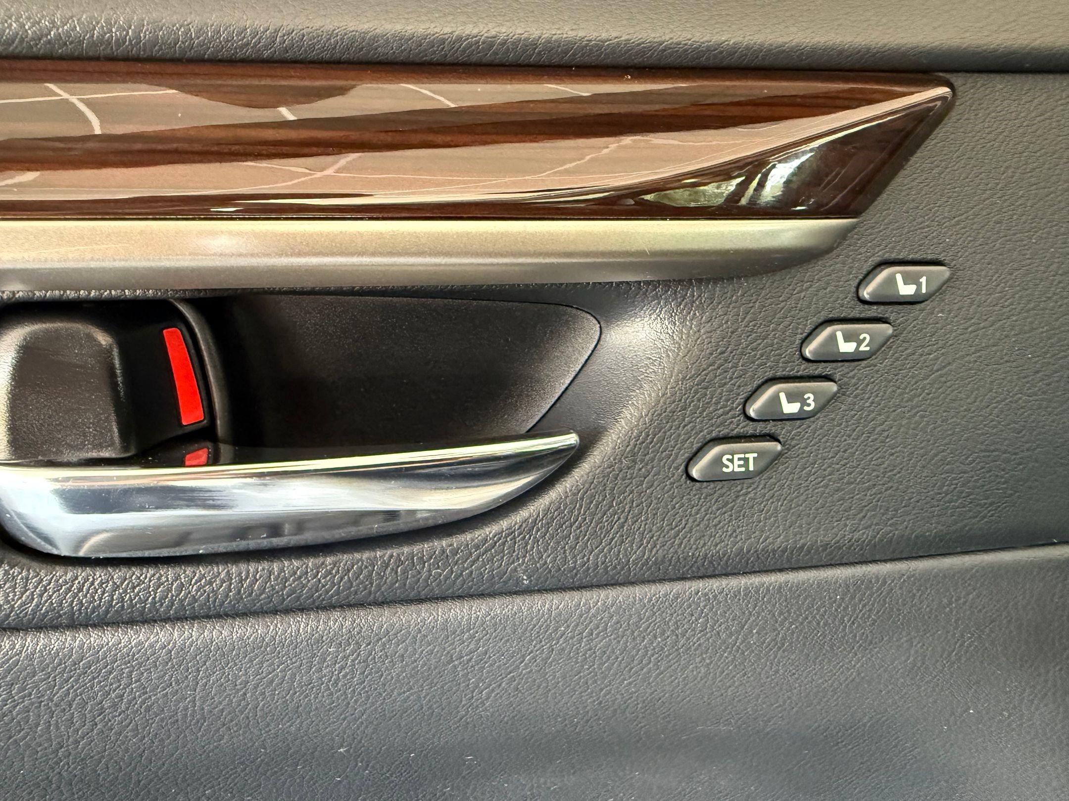 Used 2016 Lexus ES 300h w/ Luxury Package w/Wood Trim image 13