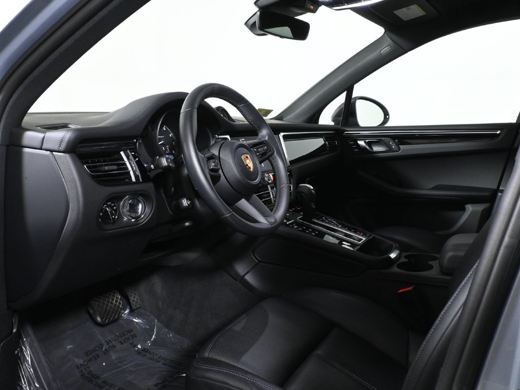Used 2025 Porsche Macan Turbo AWD/4WD image 4
