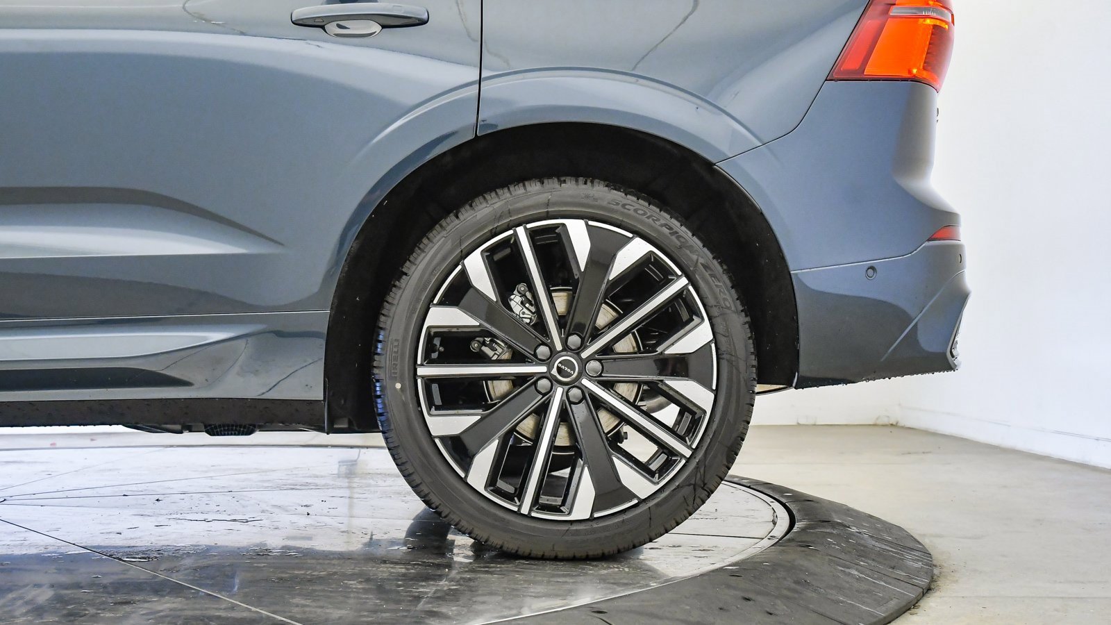 New 2026 Volvo XC60 B5 Ultra w/ Protection Package Premier image 11