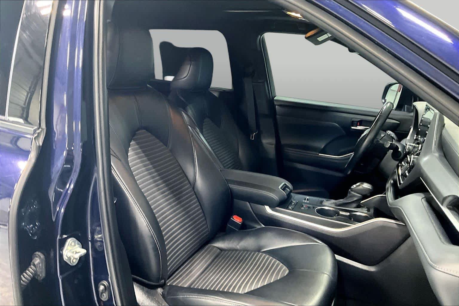 Used 2022 Toyota Highlander XSE FWD image 17