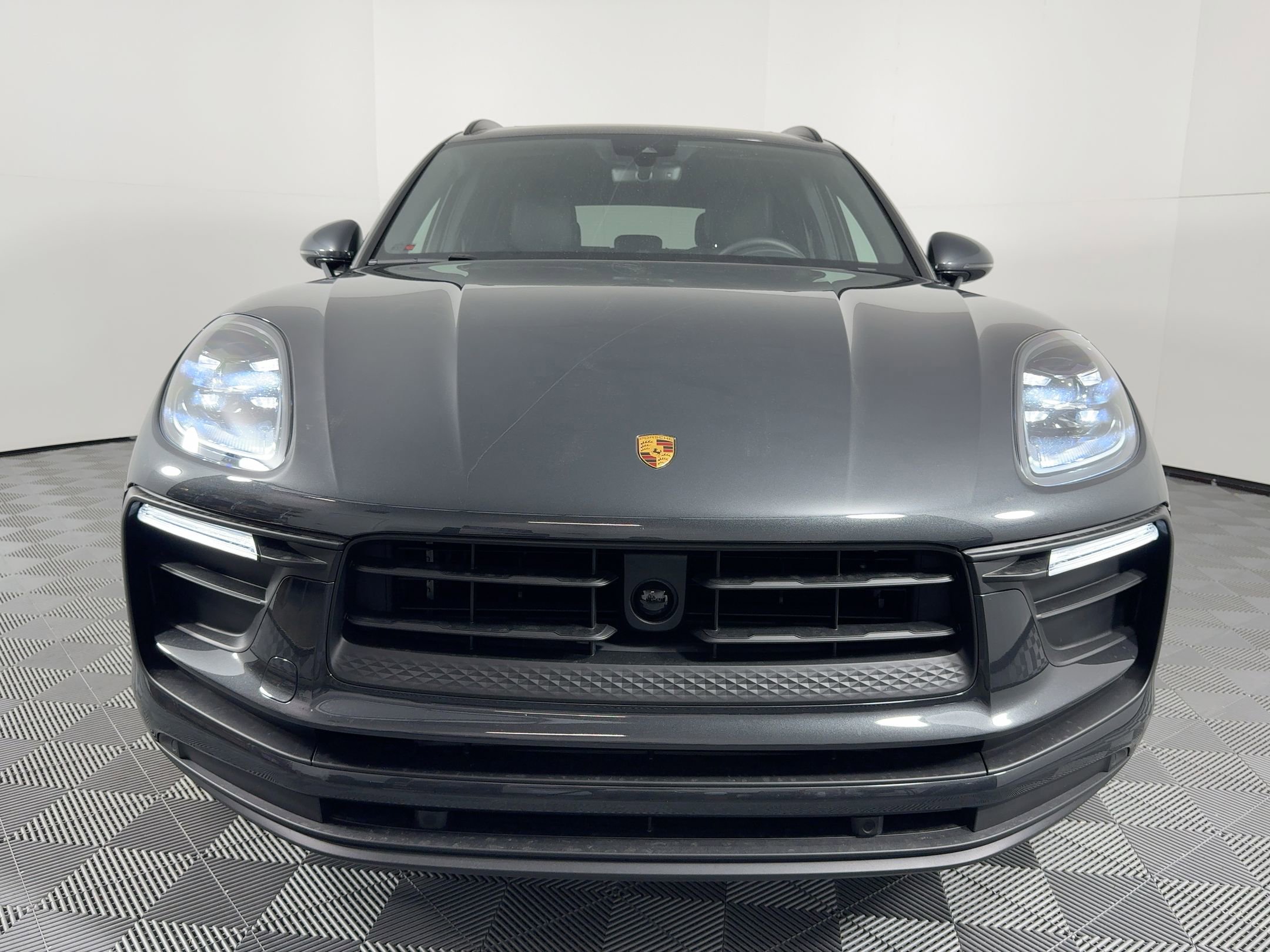 Certified 2025 Porsche Macan image 6
