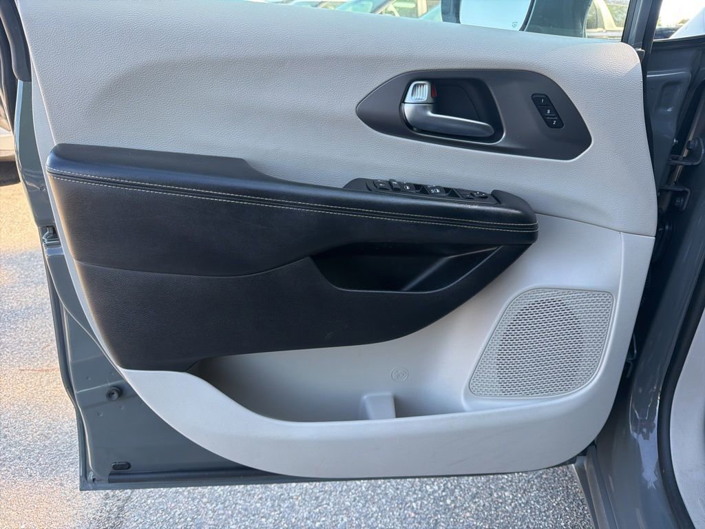 Used 2022 Chrysler Pacifica Touring-L image 12