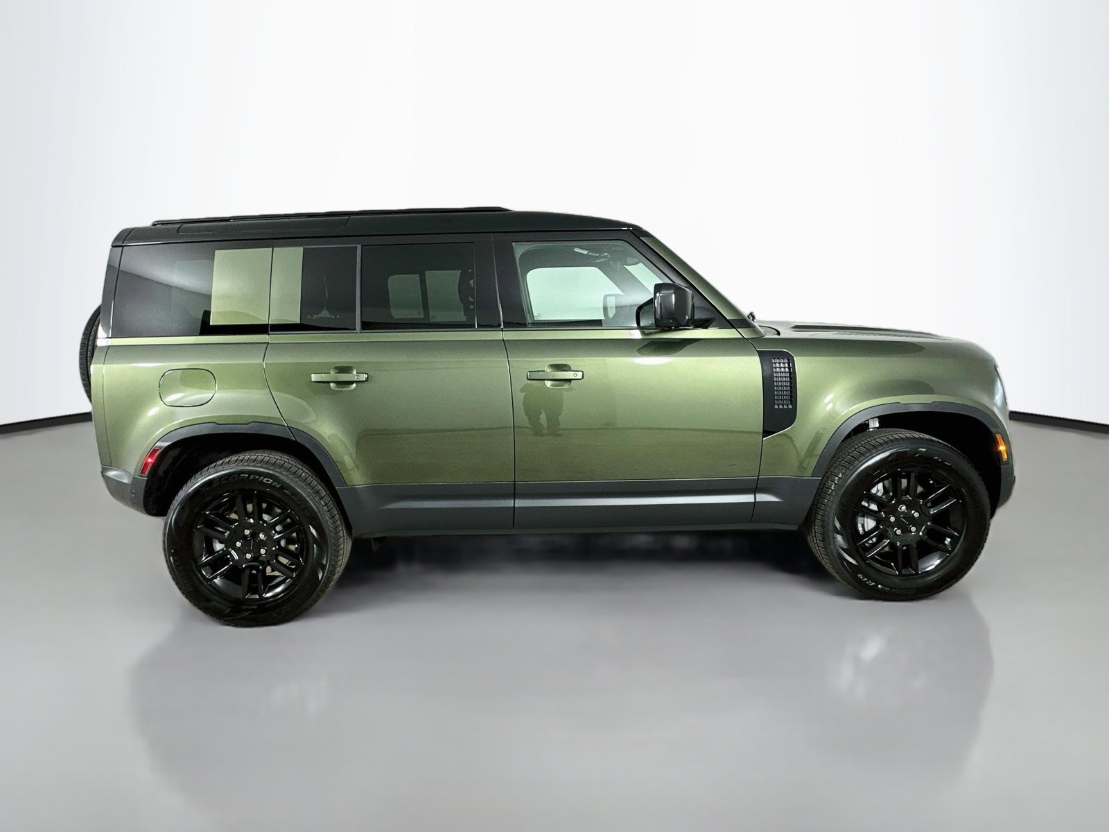 New 2026 Land Rover Defender 110 S AWD/4WD image 4