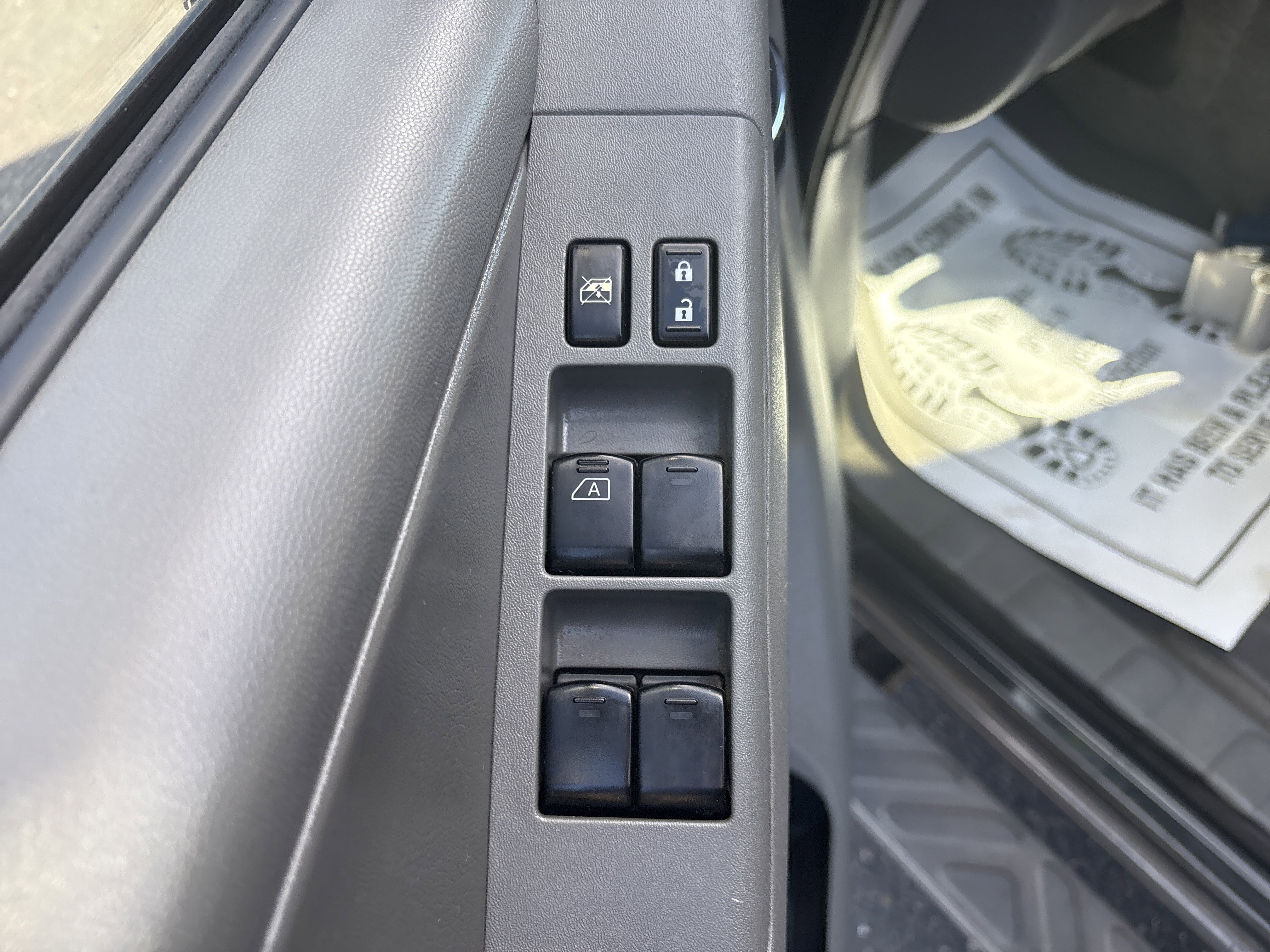 Used 2013 Nissan Frontier SL w/ Moonroof Pkg image 15