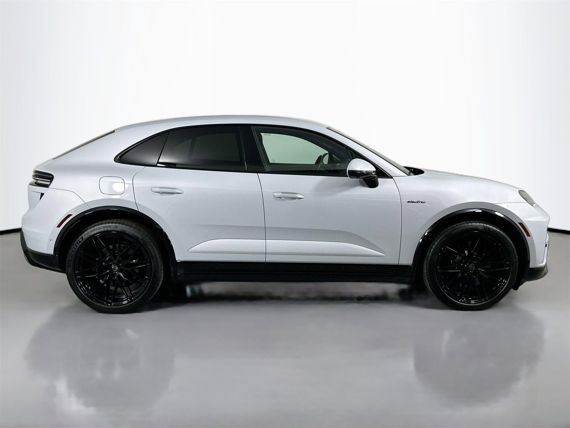 Certified 2025 Porsche Macan Turbo Electric image 8
