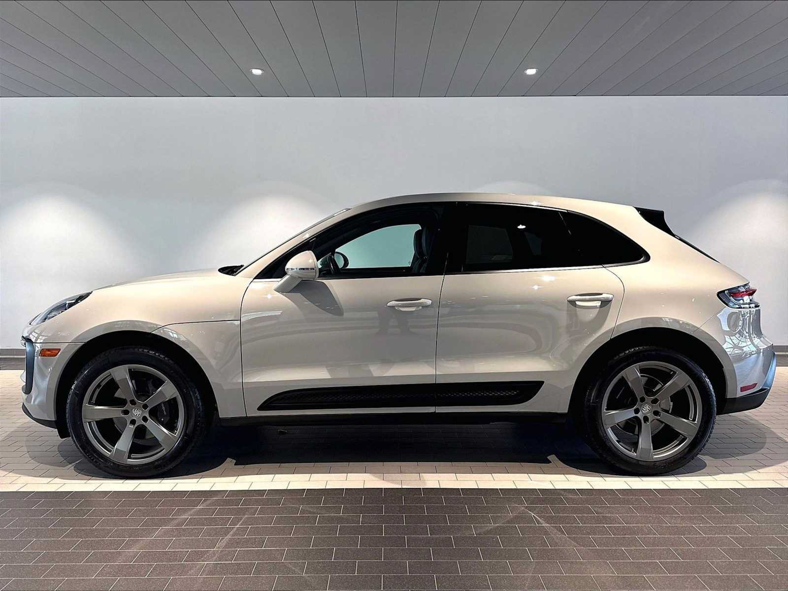 Used 2023 Porsche Macan AWD/4WD image 2