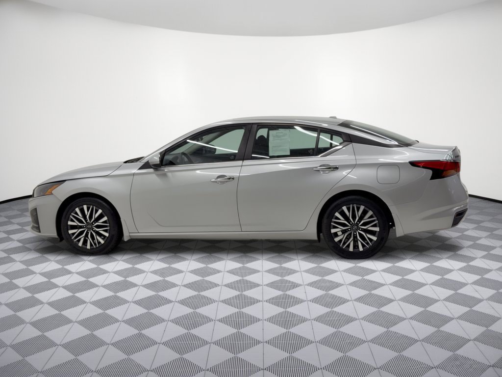 Used 2023 Nissan Altima 2.5 SV FWD image 2