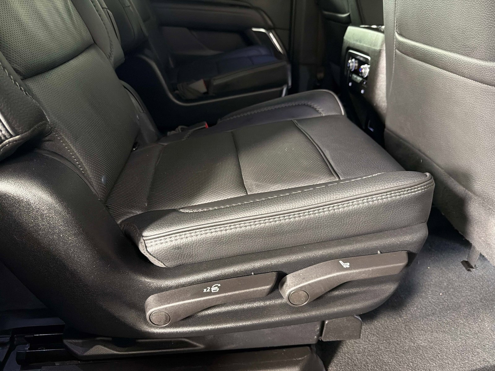 Used 2024 GMC Yukon Denali AWD/4WD image 26