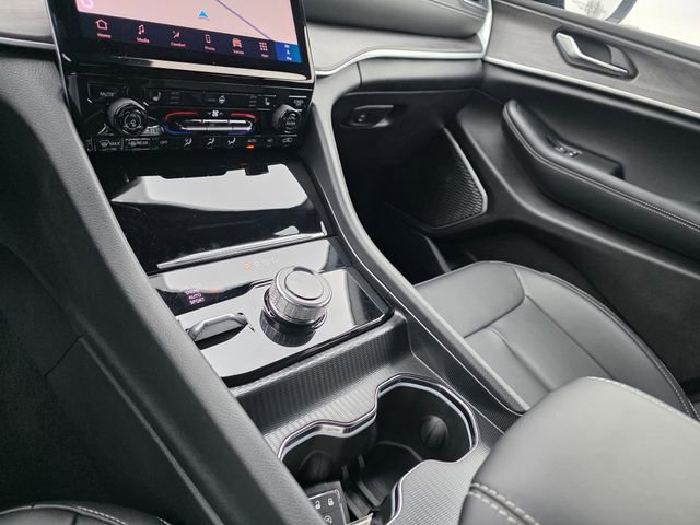 Used 2025 Jeep Grand Cherokee L Limited w/ Black Appearance Package image 22