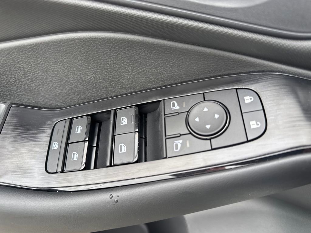 Used 2025 Nissan Rogue S image 20