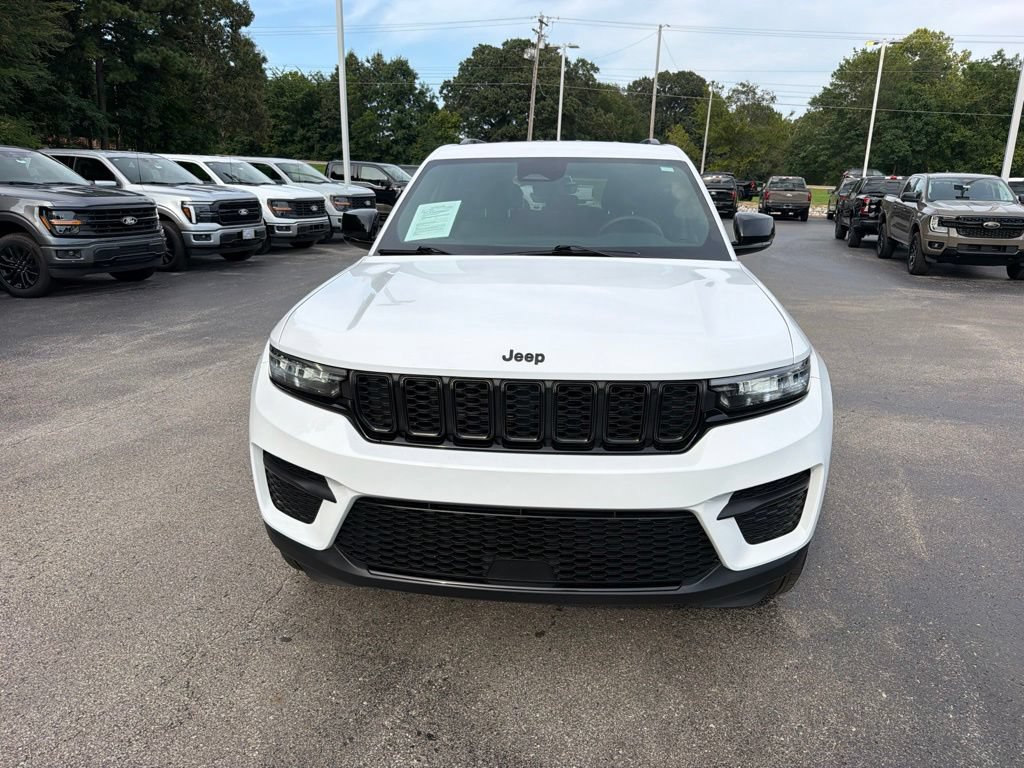 Used 2025 Jeep Grand Cherokee Altitude AWD/4WD image 8