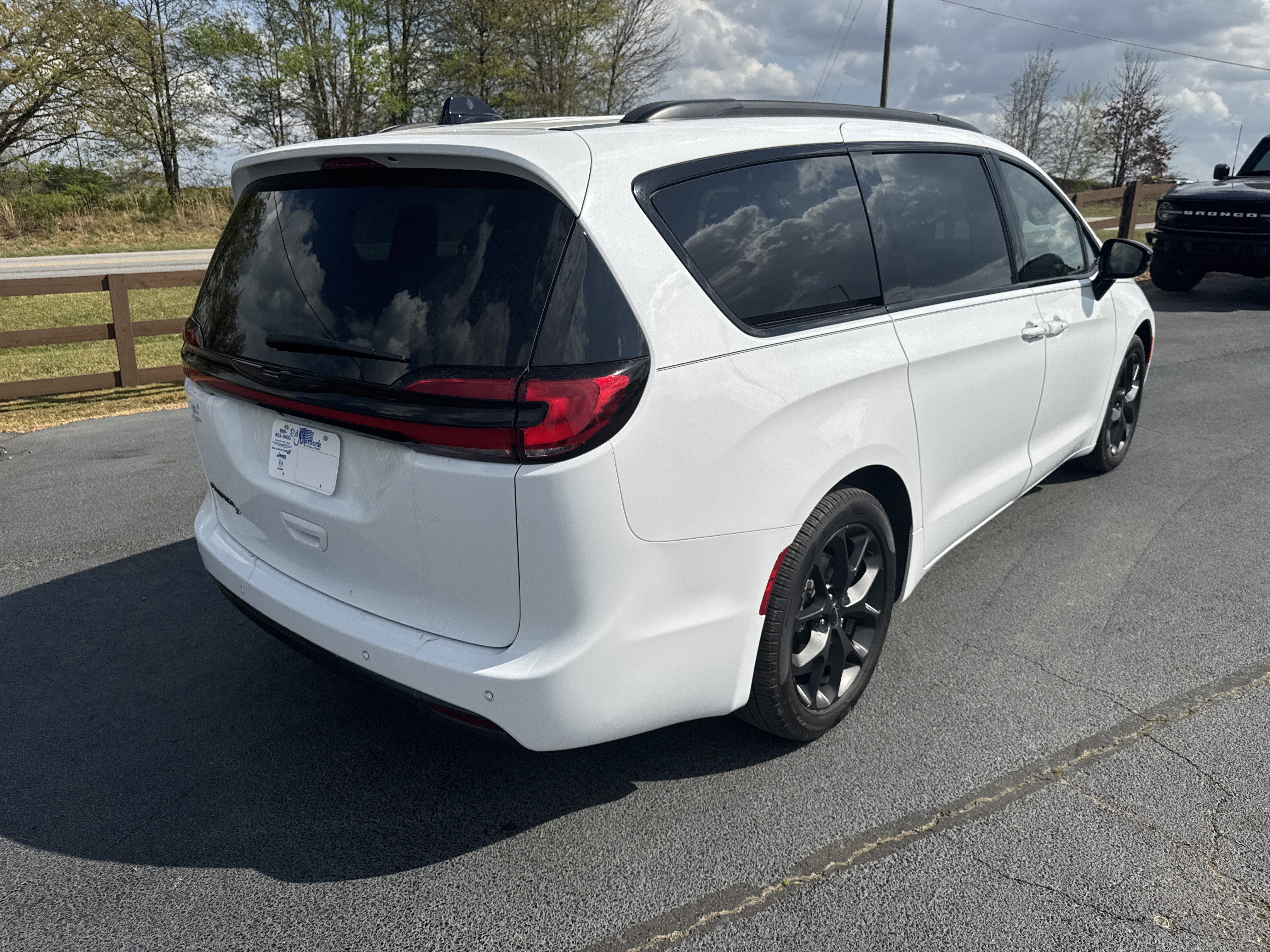 Used 2024 Chrysler Pacifica Touring-L w/ S Appearance Package image 10