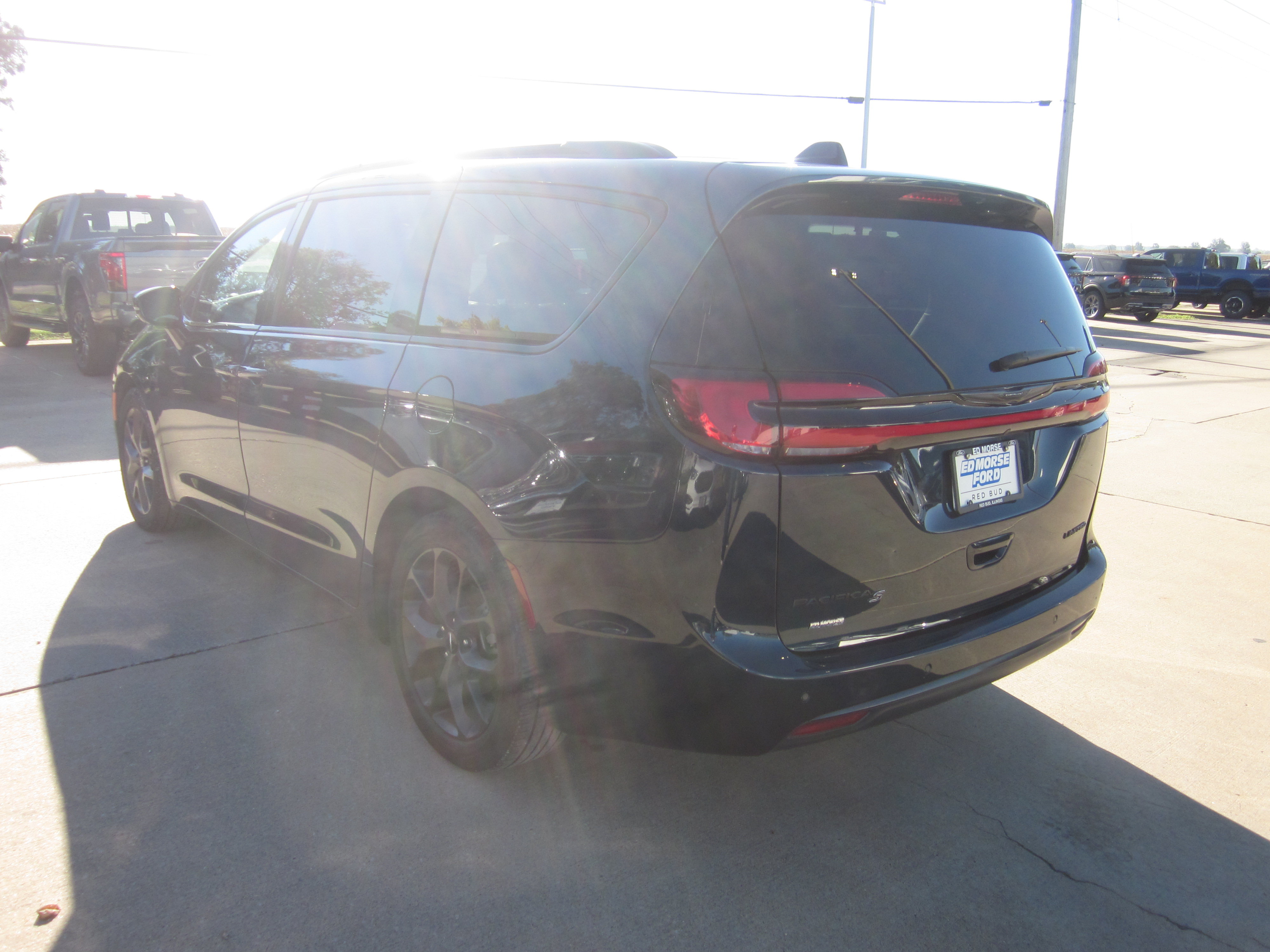 Used 2025 Chrysler Pacifica Limited FWD image 4