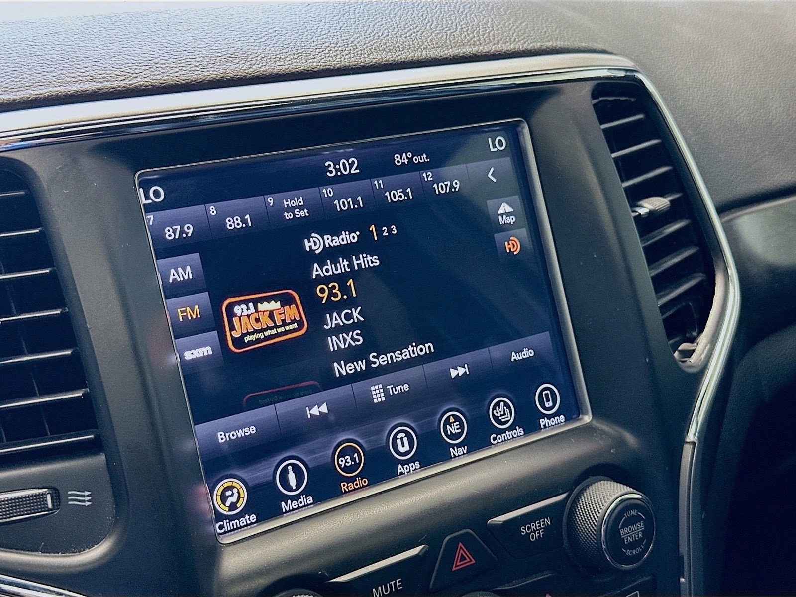 Used 2018 Jeep Grand Cherokee Altitude image 11