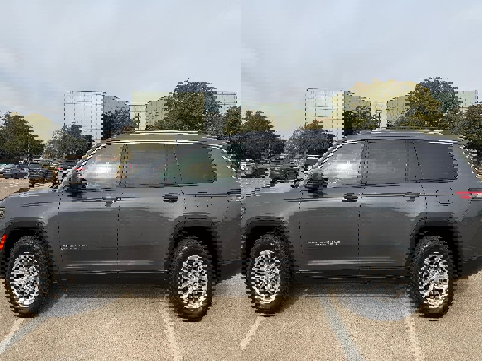 Used 2022 Jeep Grand Cherokee L Laredo w/ Luxury Tech Group I image 7