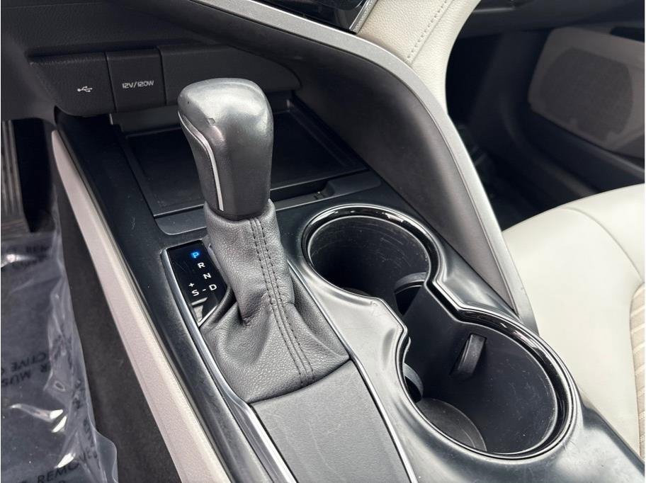 Used 2020 Toyota Camry SE image 16