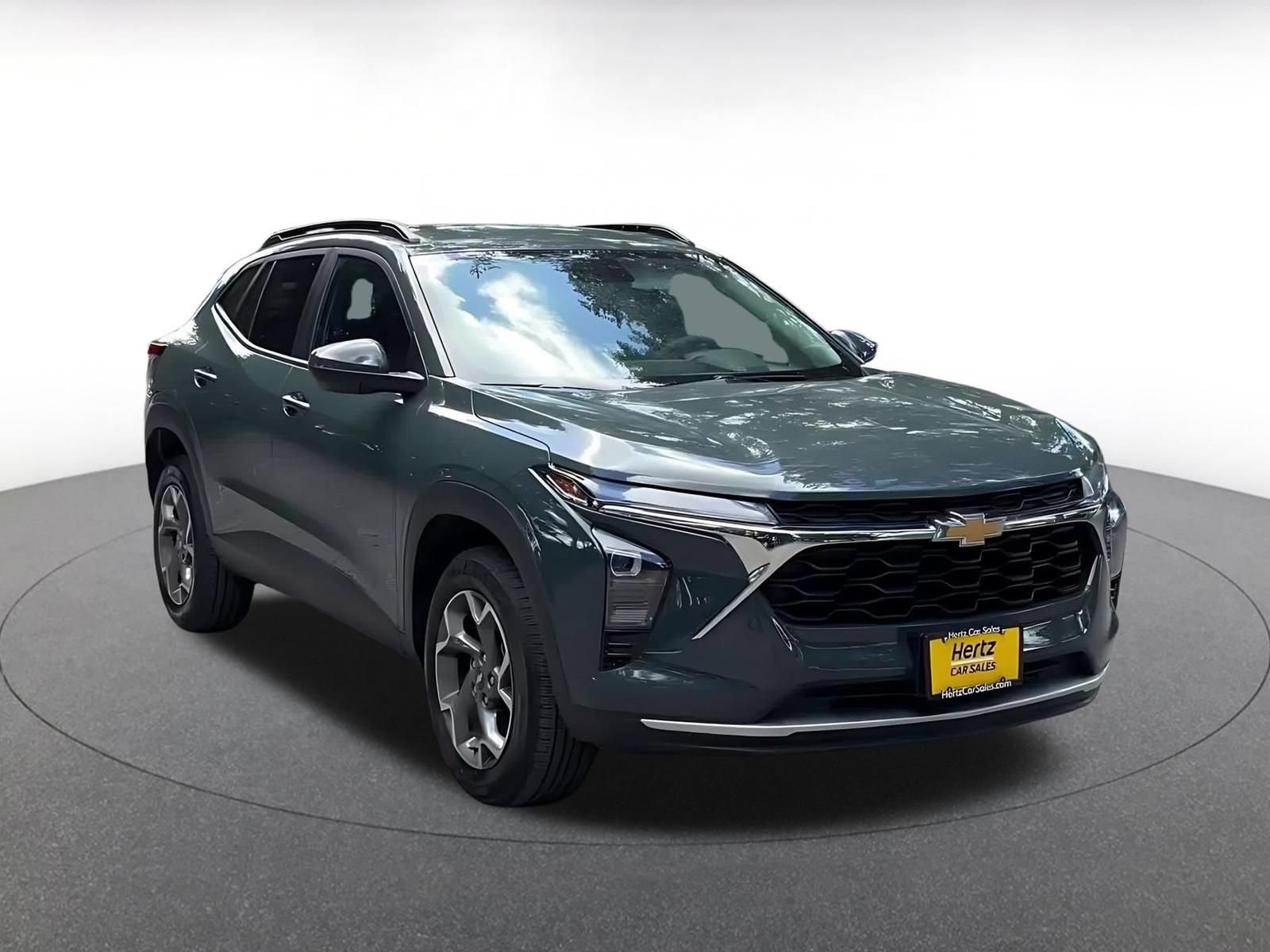 Used 2025 Chevrolet Trax LT FWD image 3
