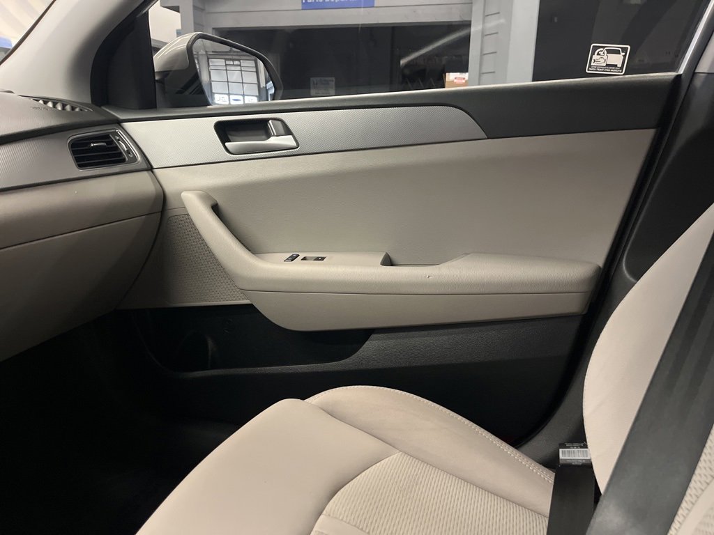 Used 2016 Hyundai Sonata SE w/ Cargo Package image 13