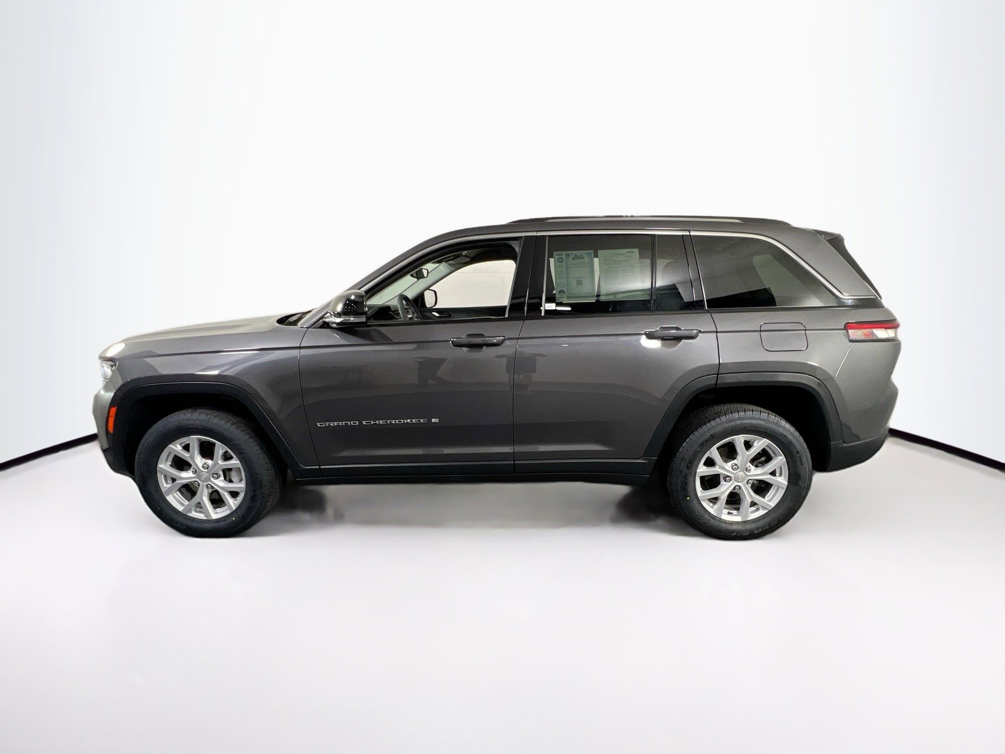 Used 2023 Jeep Grand Cherokee Limited image 8