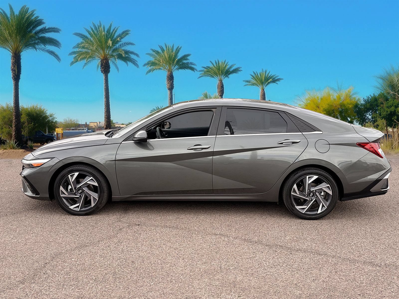 Used 2025 Hyundai Elantra Limited FWD image 2