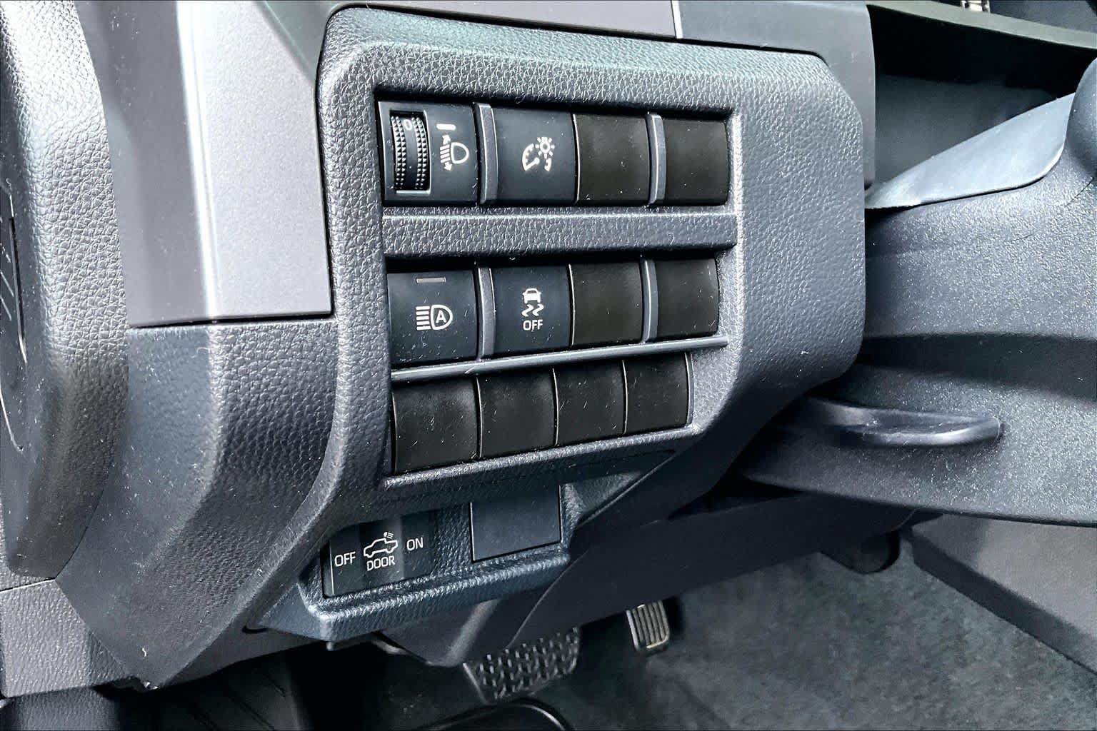Certified 2025 Toyota Tacoma SR5 AWD/4WD image 32