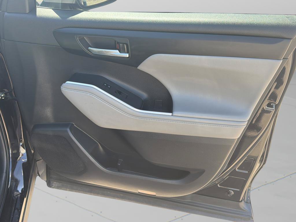 Used 2022 Toyota Highlander XLE FWD image 9