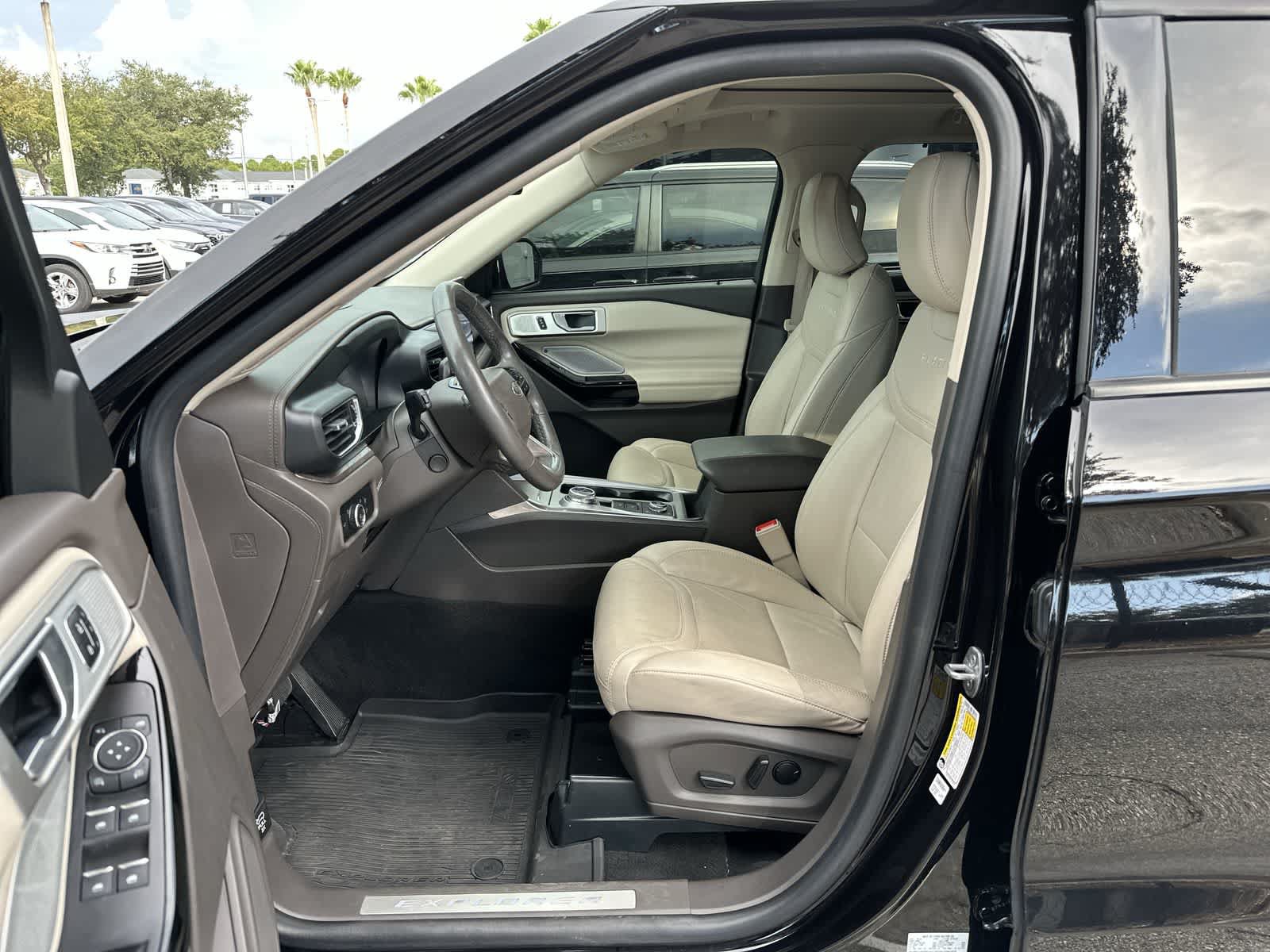 Used 2023 Ford Explorer Platinum w/ Technology Package AWD/4WD image 2