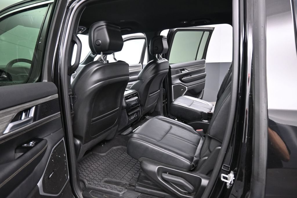 Used 2024 Jeep Wagoneer Series III AWD/4WD image 42