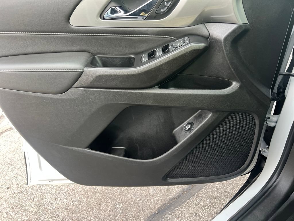 Used 2023 Chevrolet Traverse LT image 10