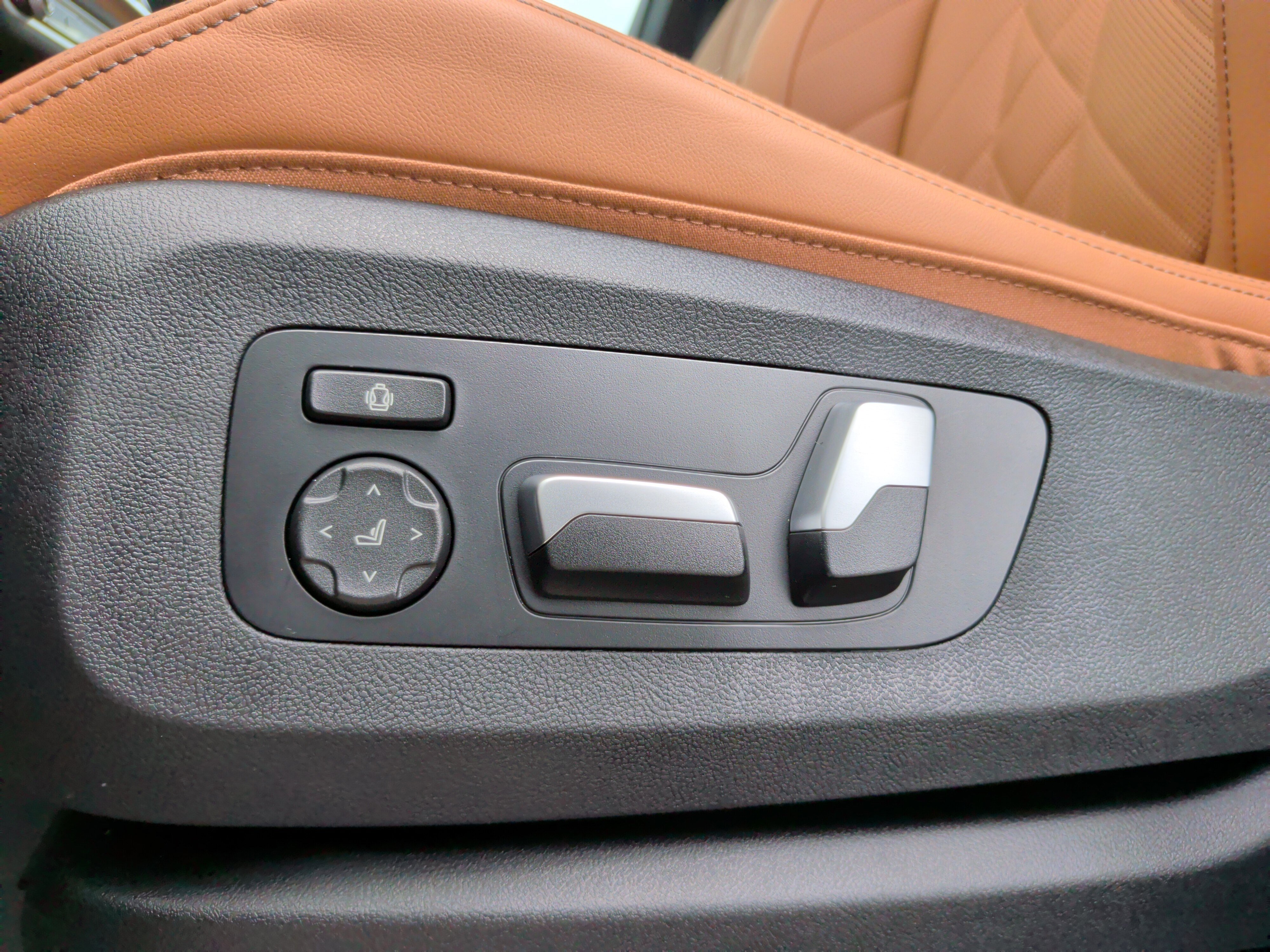 Certified 2025 BMW X5 xDrive50e w/ M Sport Package image 29