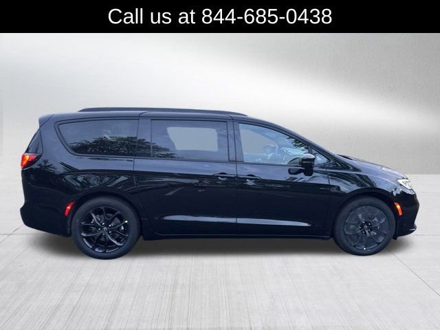 New 2026 Chrysler Pacifica Limited image 4
